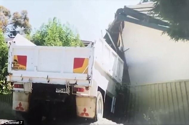 В Австралии автомобиль протаранил дом, в который уже врезался грузовик (ФОТО)