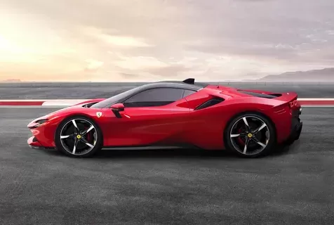 Новый гибридный суперкар Ferrari показали на шпионских фото