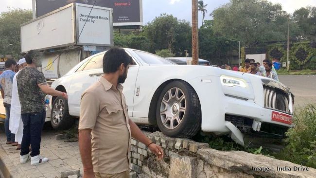 Невезение – это вот так: в Мумбаи разбит новенький Rolls-Royce (ФОТО)