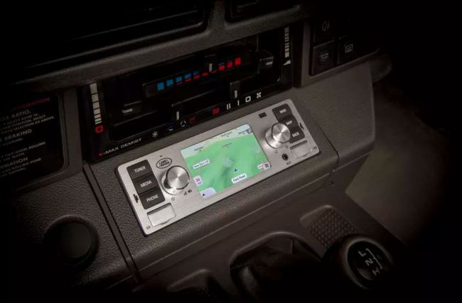 Jaguar Land Rover разработала современную систему мультимедиа для ретромоделей (ФОТО)