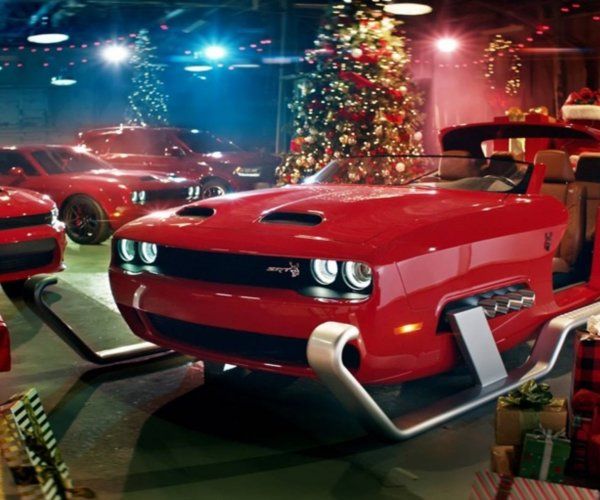 Компания Dodge презентовала 808-сильные сани для Санта-Клауса (ФОТО)