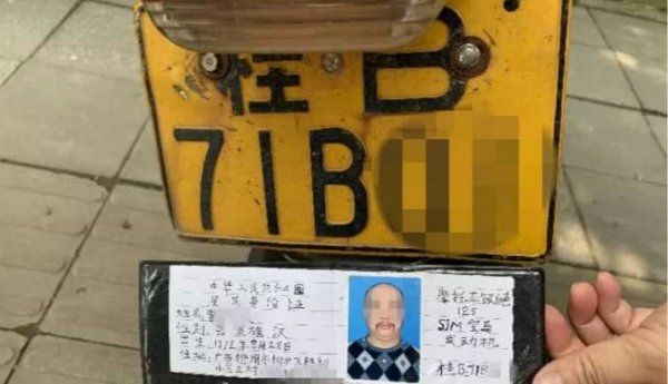Китайский мотоциклист нарисовал права, потому, что ему было лень получать настоящие (ФОТО)