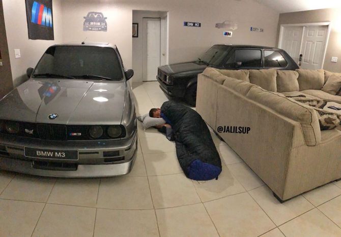 Мужчина припарковал в гостиной две машины, чтобы спасти их от урагана