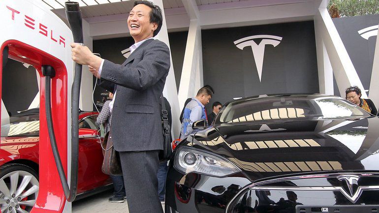 Tesla расширяет связи с общественностью и юристами в Китае