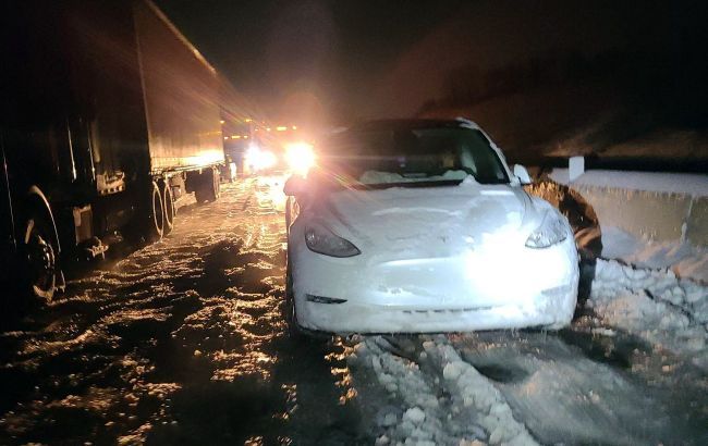 Водій електрокара Tesla протримався 14 годин у снігову бурю і не розрядив батарею