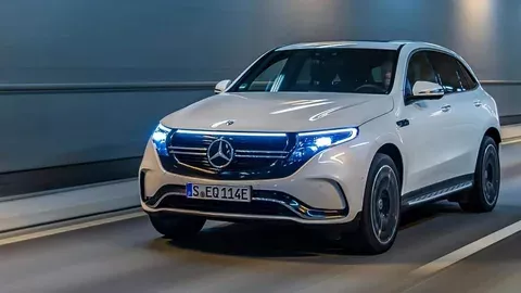 Вседорожник Mercedes EQE SUV попался фотошпионам без камуфляжа