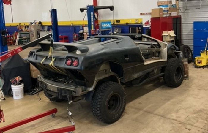Позашляховик Jeep перетворили на репліку Lamborghini Diablo і назвали “Jeeporghini”