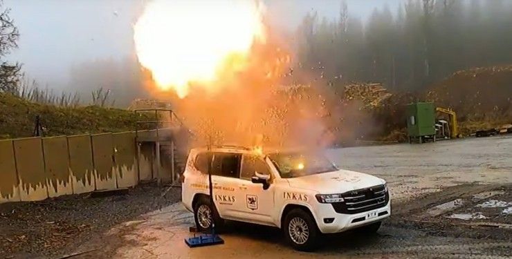 Броньований Toyota Land Cruiser витримав масований обстріл і вибухи гранат (ВІДЕО)
