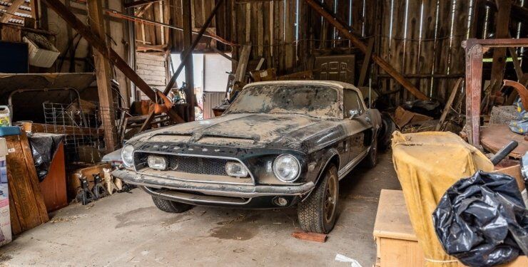 Дуже рідкісний і дорогий Ford Mustang 30 років простояв занедбаним у старому сараї