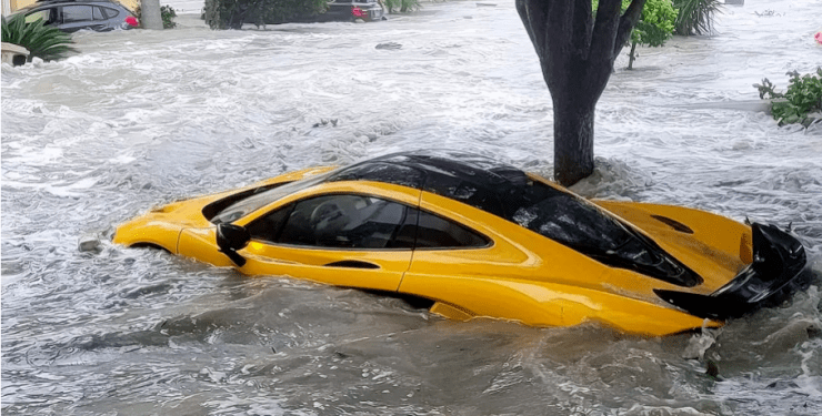 Ураган у США вимив із гаража суперкар McLaren за $1 млн