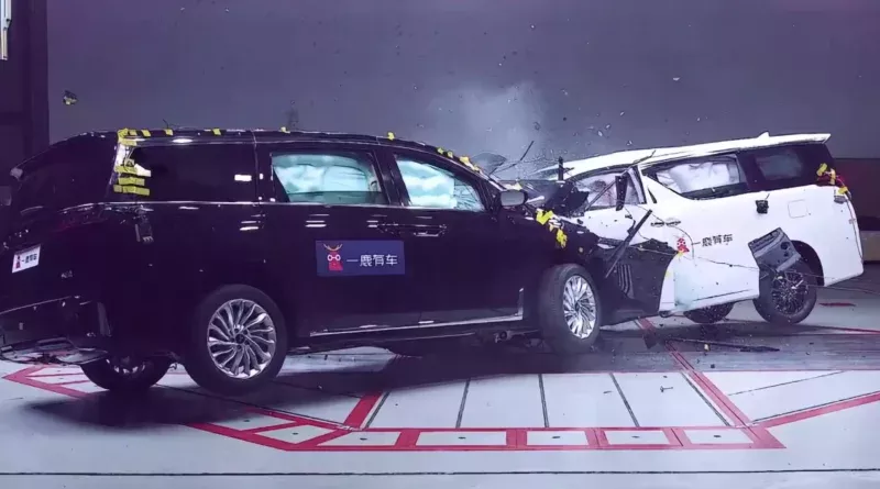 Проведено лобовий краш-тест Toyota Alphard та Voyah Dreamer
