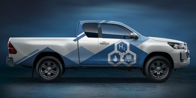 Toyota показала прототип пікапа Hilux H2 на водні