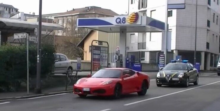 В Італії поліція конфіскувала фальшивий суперкар Ferrari і заарештувала власника (ВІДЕО)