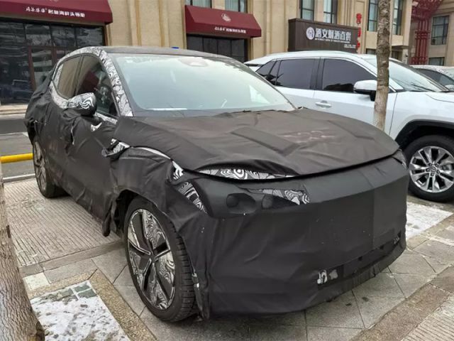 Електричний кросовер Volvo EX30 вивели на тести