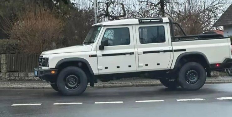 Новий британський клон Land Rover Defender вперше помічено на дорогах