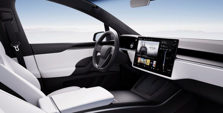 Tesla повернула кругле кермо для своїх електромобілів