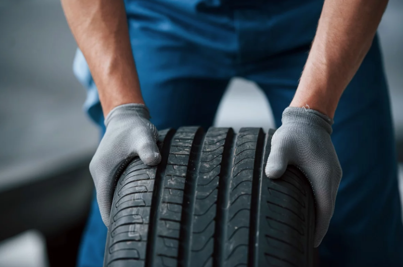 В Україні пропонують штрафувати за їзду на літніх шинах узимку