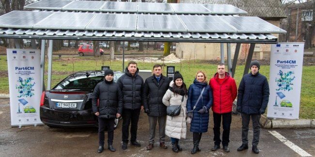 В Івано-Франківську відкрили зарядну станцію із сонячними панелями