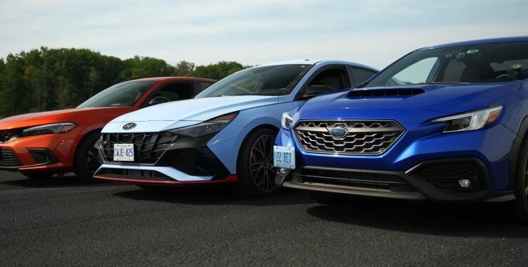 Доступні заряджені седани Hyundai, Honda та Subaru зіштовхнули у гонці по прямій (ВІДЕО)