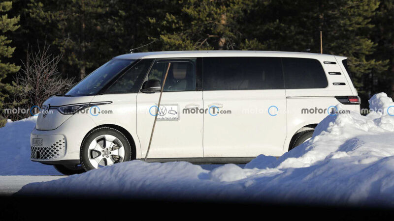 Компанія Volkswagen вивела на тести оновлений мінівен VW ID. Buzz