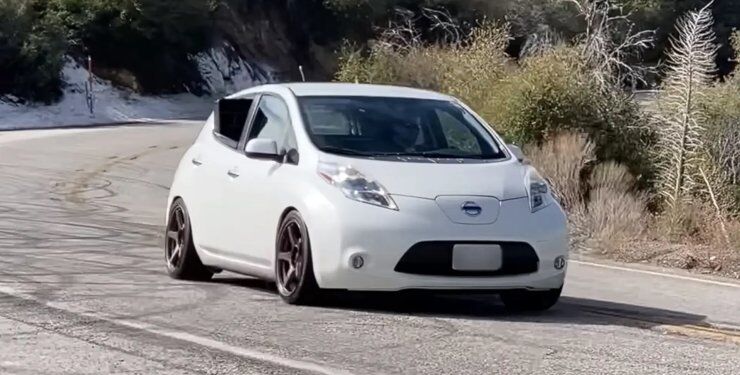 Nissan Leaf перетворили на шалений трековий болід з бензиновим двигуном (ВІДЕО)