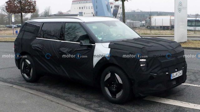 Новий кросовер Kia EV9 вивели на тести