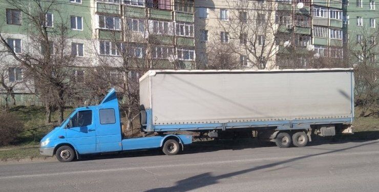 В Україні помітили найдивніший Mercedes Sprinter із напівпричепом