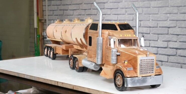 Умілець створив масштабну копію вантажівки Kenworth з дерева (ВІДЕО)