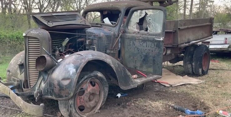 Стару вантажівку Dodge завели після пів столітнього простою просто неба (ВІДЕО)