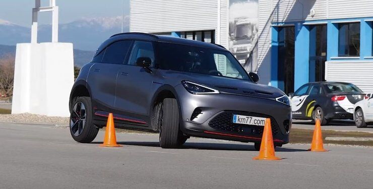 Електрокросовер Smart жахливо впорався з тестом на керованість (ВІДЕО)