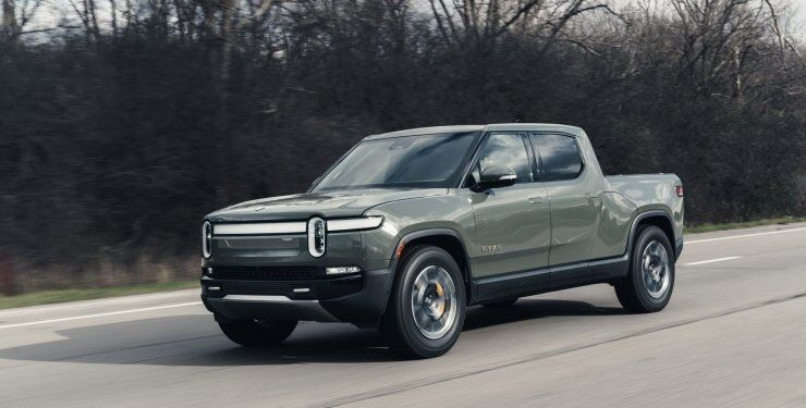 Електромобіль Rivian витяг 17-тонну фуру, що застрягла в багнюці (ВІДЕО)