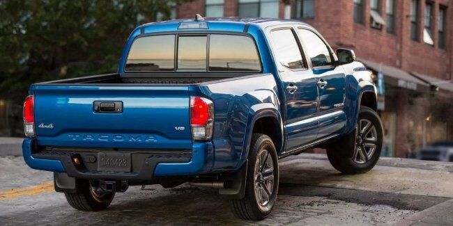 Toyota натякнув на швидку прем’єру пікапа Tacoma