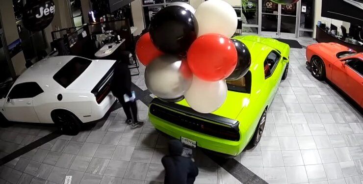 З автосалону викрали відразу шість новеньких спорткарів Dodge (ВІДЕО)