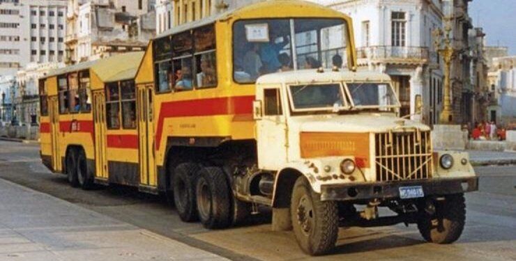 В мережі показали унікальну вантажівку-автобус КрАЗ-258