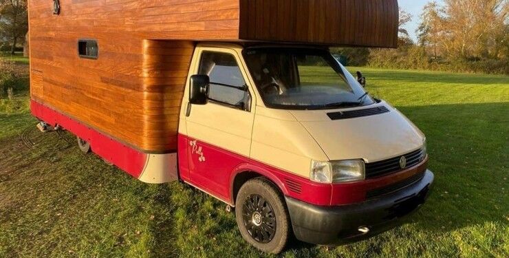 Старий фургон Volkswagen T4 перетворили на стильний дім на колесах із 3 спальнями (ВІДЕО)