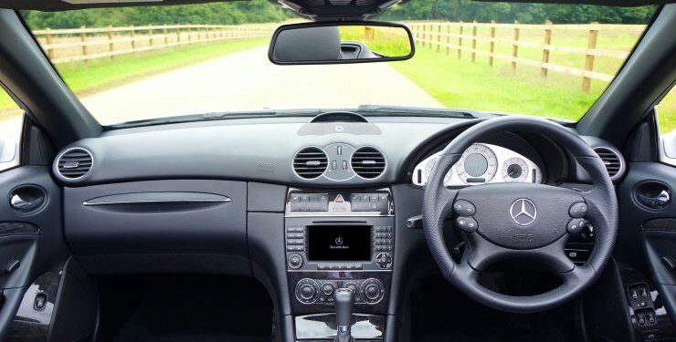 В Україні можуть дозволити реєстрацію авто з правим кермом