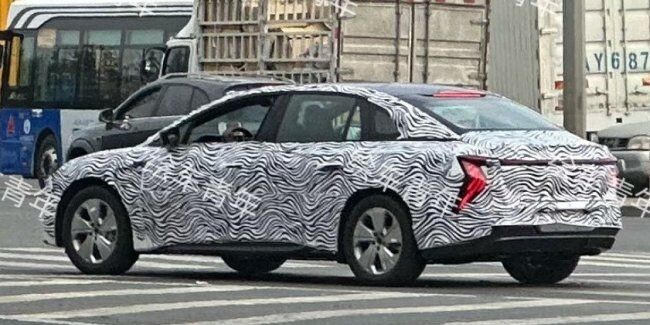 Китайський седан Hongqi E001 був помічений під час дорожніх випробувань