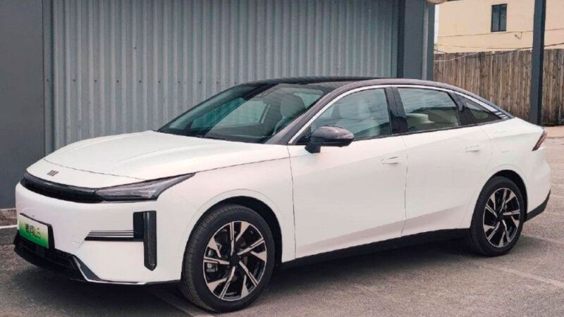 Geely показала новий гібридний седан