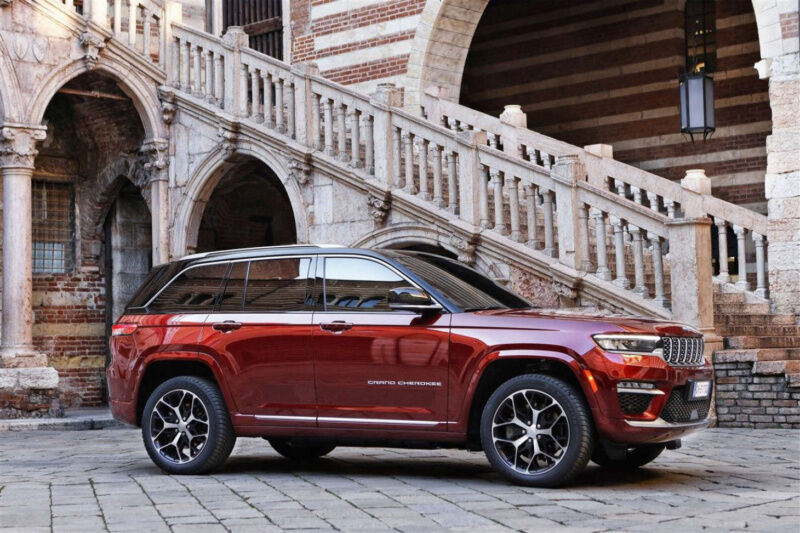 Jeep привезе в Україну оновлений позашляховик Jeep Grand Cherokee