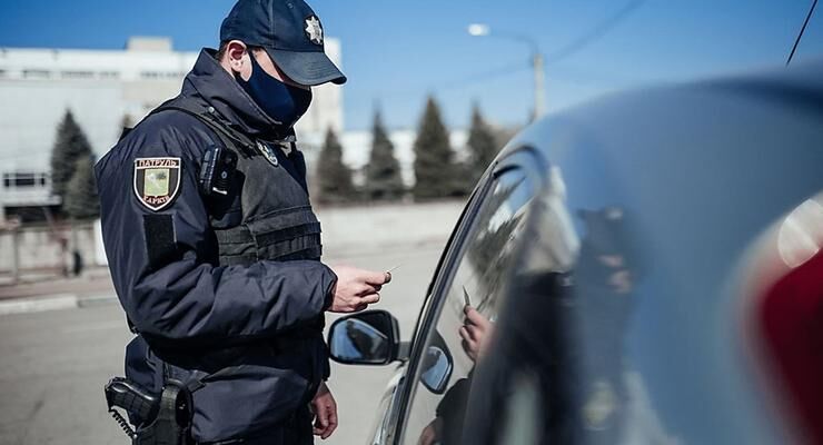 Коли права та техпаспорт потрібно передавати до рук поліцейському