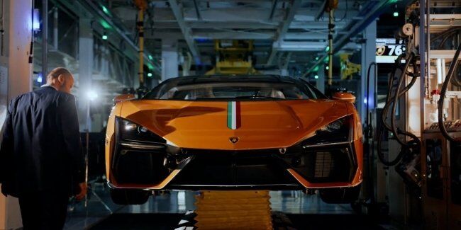 Lamborghini показала процес збирання гібридного гіперкара Revuelto (ВІДЕО)