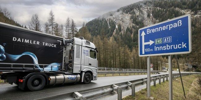 В Альпах випробовують водневу вантажівку Mercedes-Benz Actros