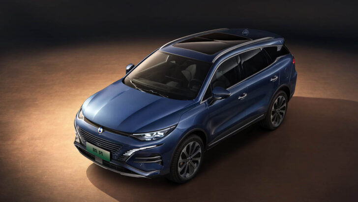 Mercedes-Benz та BYD представили салон нового трирядного кросовера Denza N8