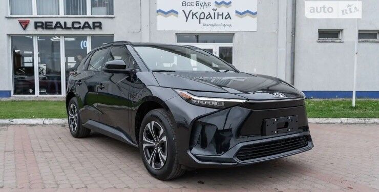 На українському ринку з'явився найновіший електрокросовер Toyota