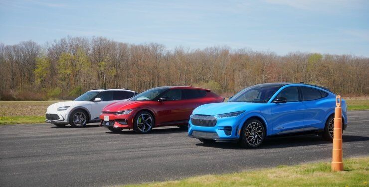 Популярні електромобілі порівняли із зарядженим кросовером BMW на прямій (ВІДЕО)