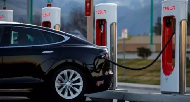 Tesla на чверть знизила ціну на заправку своїх електромобілів у Німеччині