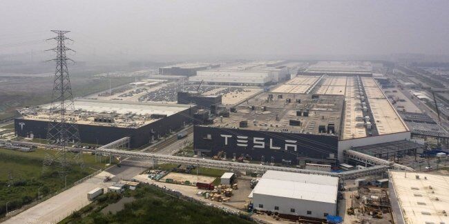 Tesla почали будівництво найбільшого літієвого заводу