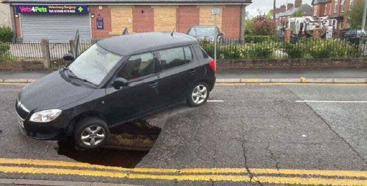 У Британії автомобіль ледь не впав у величезну яму на дорозі