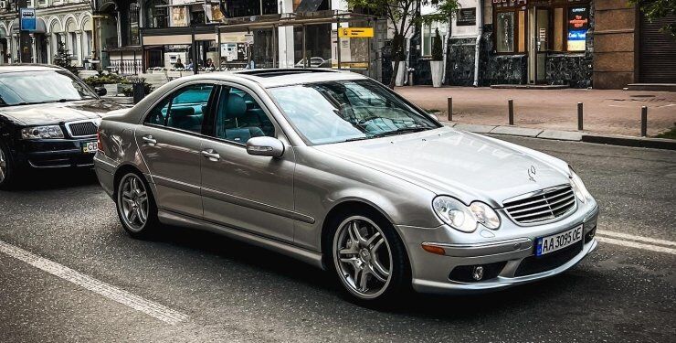 В Україні помітили дуже рідкісний спортивний Mercedes-Benz 2000-х