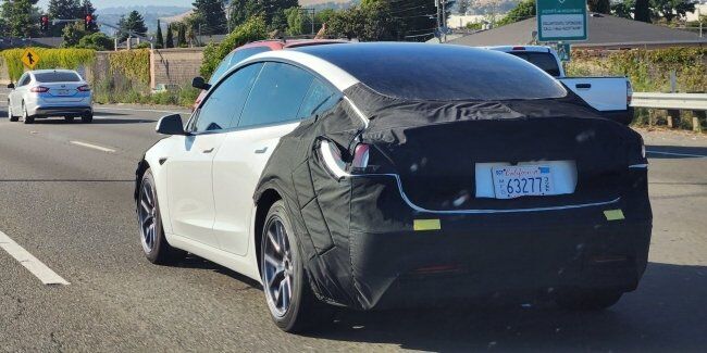 Оновлену Tesla Model 3 помітили під час випробувань